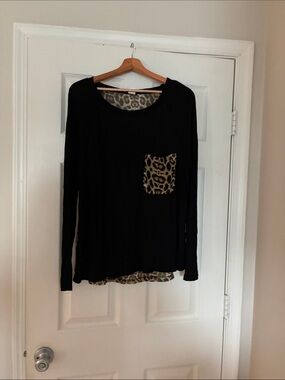 VENUS Black Long-Sleeve Top with Leopard Pocket